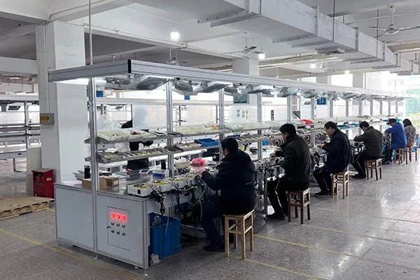 Taller de ensamblaje de productos tecnológicos de Arawak.