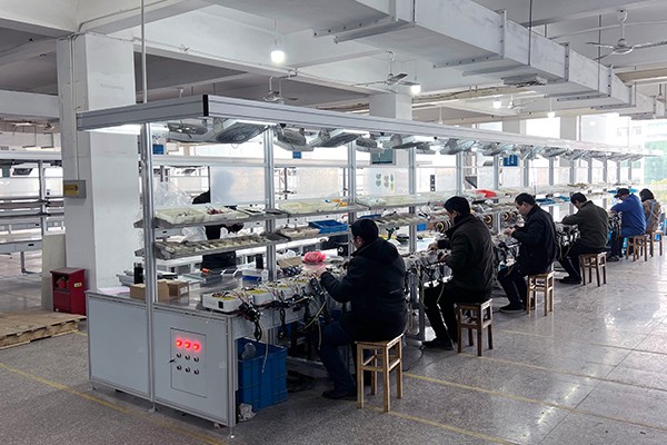 Taller de ensamblaje de productos tecnológicos de Arawak.